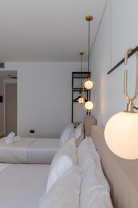 Uma cama ou camas num quarto em Litan Hotel