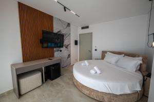 Uma cama ou camas num quarto em Litan Hotel