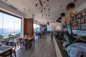 Um restaurante ou outro lugar para comer em Litan Hotel