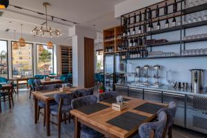 um restaurante com mesas e cadeiras e um bar em Litan Hotel em Sarandë