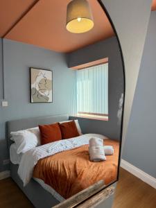 Kama o mga kama sa kuwarto sa New Colourful & Spacious 2 Bedroom Apartment in Central Birmingham with Free Wifi, Parking and Keyless Access