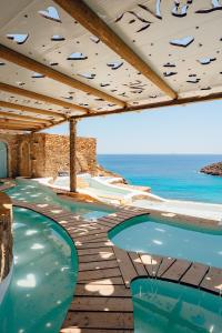 a pool with a view of the ocean at Calilo in Manganari