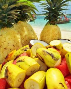 uma pilha de bananas e outras frutas numa praia em Sipano Beach Lodge Kiwengwa em Kiwengwa