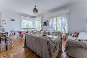 TV a/nebo společenská místnost v ubytování Pyla Sur Mer Villa 150m Vue Bassin