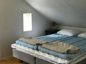 Postel nebo postele na pokoji v ubytování Charmigt äldre hus, laddbox 22 kw, 5 bil-minuter till bad
