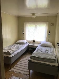 Postel nebo postele na pokoji v ubytování Charmigt äldre hus, laddbox 22 kw, 5 bil-minuter till bad