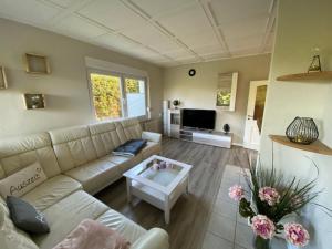 Posezení v ubytování Schickes Ferienhaus, freistehend, direkte Waldlage, Terrasse, Garten, WLAN