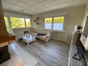 Posezení v ubytování Schickes Ferienhaus, freistehend, direkte Waldlage, Terrasse, Garten, WLAN