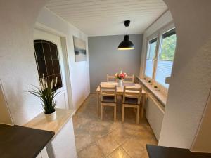 Fotografie z fotogalerie ubytování Schickes Ferienhaus, freistehend, direkte Waldlage, Terrasse, Garten, WLAN v destinaci Wienrode