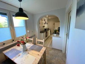 Kuchyň nebo kuchyňský kout v ubytování Schickes Ferienhaus, freistehend, direkte Waldlage, Terrasse, Garten, WLAN