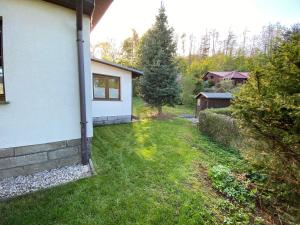 Zahrada ubytování Schickes Ferienhaus, freistehend, direkte Waldlage, Terrasse, Garten, WLAN