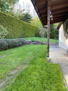 Zahrada ubytování Schickes Ferienhaus, freistehend, direkte Waldlage, Terrasse, Garten, WLAN