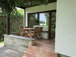 Balkón nebo terasa v ubytování Schickes Ferienhaus, freistehend, direkte Waldlage, Terrasse, Garten, WLAN