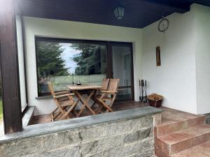 Patio nebo venkovní prostory v ubytování Schickes Ferienhaus, freistehend, direkte Waldlage, Terrasse, Garten, WLAN