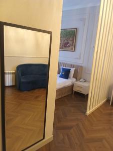 バクーにあるPerla De Mar Hotelのベッド1台とソファ付きの部屋の鏡