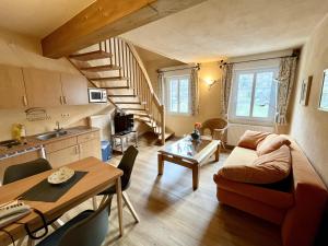 a living room with a couch and a table at Mosel-Landhaus Hotel Oster in Ediger-Eller