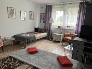 ein Wohnzimmer mit einem Bett und einem Fenster in der Unterkunft Lansada in Zabór