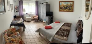 ein Zimmer mit zwei Betten und einem Stuhl in der Unterkunft Lansada in Zabór + 37 Fotos