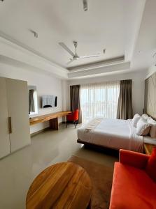 una camera d'albergo con letto e tavolo di Negombo Bliss on the Beach Luxury Studios by Serendib Vacation a Negombo