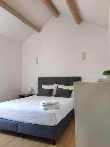 Ένα ή περισσότερα κρεβάτια σε δωμάτιο στο T2 duplex Avenida