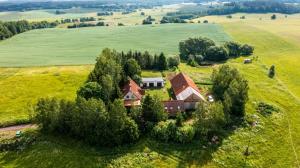 widok z lotu ptaka na dom na polu w obiekcie Złota Wójtówka w Wydminach