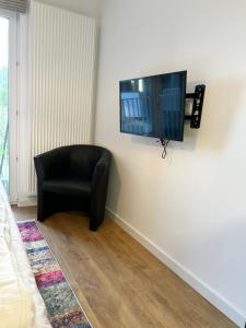 Televízia a/alebo spoločenská miestnosť v ubytovaní Apartments Bliska Residence