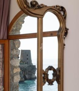 ventana con vistas a un faro en La Dolce Vita a Positano boutique hotel, en Positano
