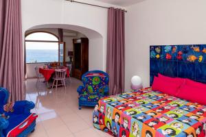 1 dormitorio con cama, sillas y mesa en La Dolce Vita a Positano boutique hotel, en Positano