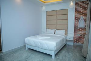 Postel nebo postele na pokoji v ubytování Hotel Matina Suites
