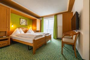 Postel nebo postele na pokoji v ubytování Hotel Christiania Saas-Fee
