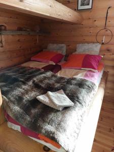 מיטה או מיטות בחדר ב-Lakeside Holiday Cottage near Ivalo - Minna-Carita's