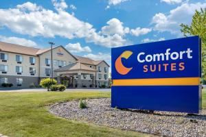een bord voor comfort suites voor een gebouw bij Comfort Suites Grandville in Grandville