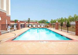 The swimming pool at or close to Comfort Suites Airport