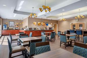 Reštaurácia alebo iné gastronomické zariadenie v ubytovaní Comfort Suites Airport