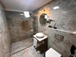 La salle de bains est pourvue d'un lavabo et d'un miroir. dans l'établissement Downtown Sirkeci Hotel, à Istanbul