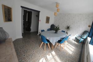 une salle à manger avec une table et des chaises bleues dans l'établissement La Parenthèse du Marquis, à Neufchâtel-en-Bray
