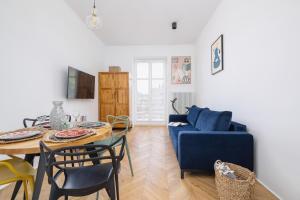 Televízia a/alebo spoločenská miestnosť v ubytovaní Kraków Apartament Blisko Centrum Kongresowego i Wawelu by Noclegi Renters