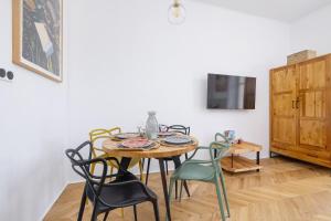 Televízia a/alebo spoločenská miestnosť v ubytovaní Kraków Apartament Blisko Centrum Kongresowego i Wawelu by Noclegi Renters