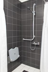 bagno con doccia e servizi igienici di Hotell Fritidsparken a Skien