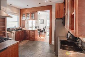 cocina con armarios de madera y encimera en Charming 3BR - Heart of Seattle en Seattle