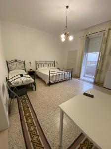 ガラティーナにあるA Casa di Ninaのリビングルーム(ベッド1台、テーブル、テーブルシックスシックス付)