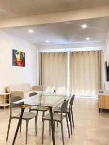 Televiisor ja/või meelelahutuskeskus majutusasutuses Cosy apartment - 400m from the beach +8 fotot