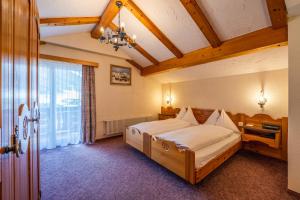 Postel nebo postele na pokoji v ubytování Hotel Christiania Saas-Fee