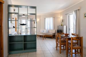 A television and/or entertainment centre at Medousa Studio & Apartments