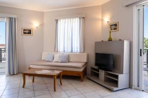 A television and/or entertainment centre at Medousa Studio & Apartments