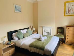 a bedroom with a bed with a green blanket at Families and contractors Free off road parking in Huntingdon