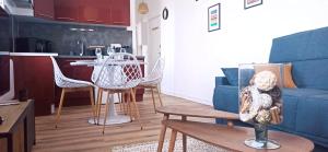 un salon avec un canapé bleu et une table dans l'établissement Le Grain de Sable, à Royan 7 autres photos