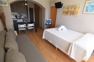 Cet appartement comprend une chambre avec un lit, une cuisine et une table. dans l'établissement RNET - IR 27-B Studios Roses Costa Brava, à Roses 12 autres photos