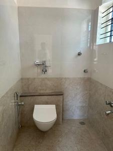 baño con aseo blanco en una habitación en Room2go, en Bangalore