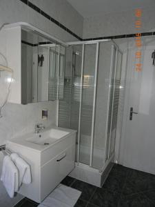 A bathroom at Gästehaus Haagen